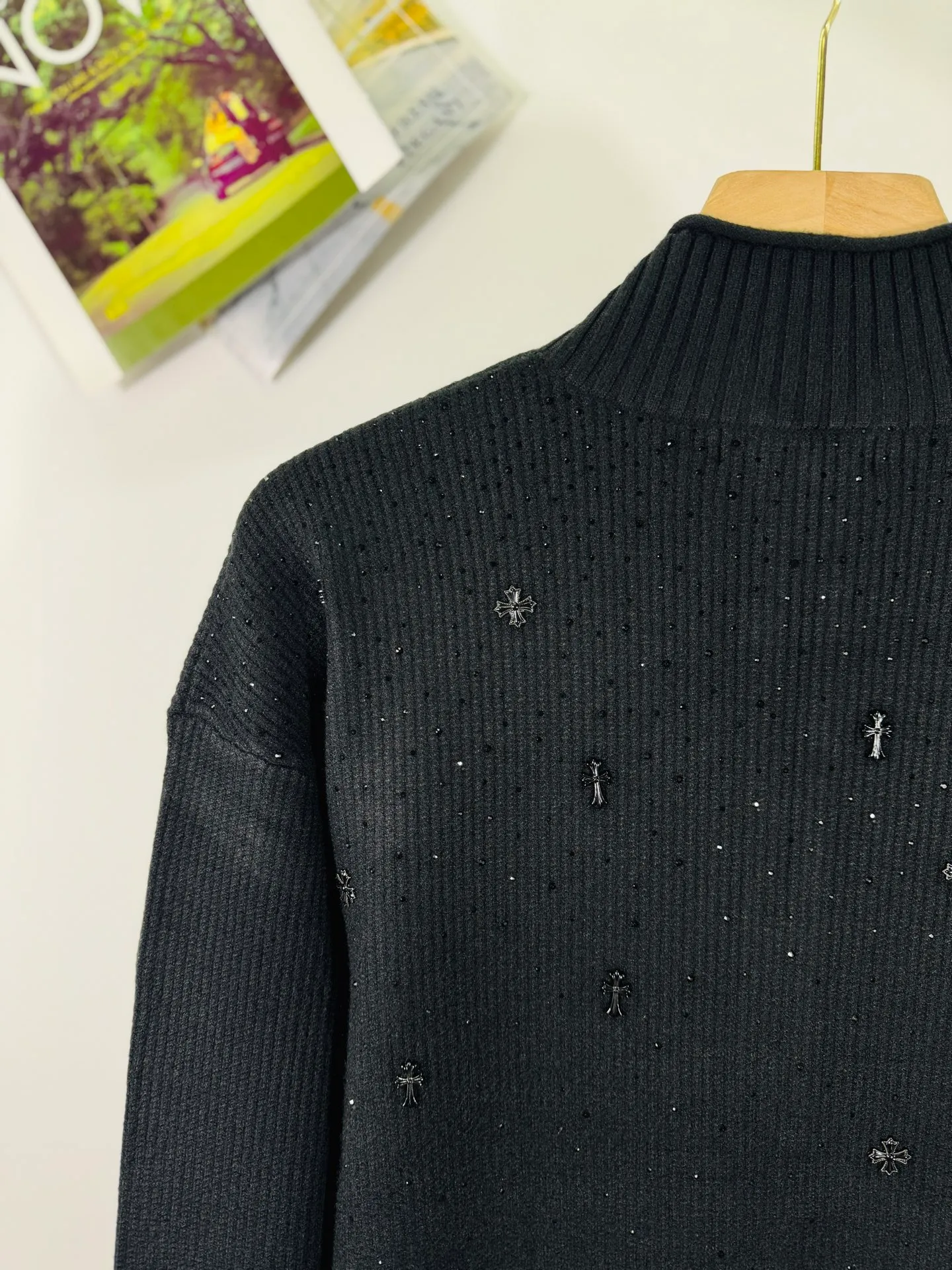 P360 top version 🐮 Real shot without P, different from market products】 Chrome Hearts ❄️2025 new classic starry sky couple style zipper knitted sweater 🔥High version🔥High version🔥 The fabric is made of 32-count cotton yarn blended material, which is skin-friendly and does not stick to the body, does not cause pilling, feels very soft, super comfortable, fashionable and individual, super versatile and good-looking knitted sweater, very suitable for both men and women, a must-have for everyone. Packaging Hang tag collar label washed wheat complete👍 Style number: 1101 Color: black Code number: s-xl